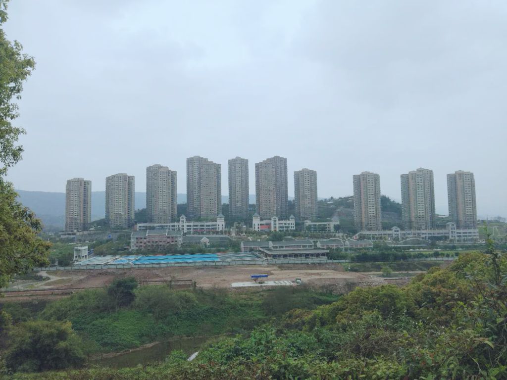 和悅家園位于重慶市江北區(qū)佳美路56號，總建筑面積323442.39平方米，其中住宅258210.96平方米；商業(yè)12196.34平方米；車庫39096.82平方米（停車位1150個(gè)）.jpg